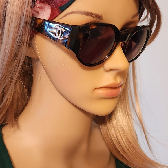 CHANEL Vintage Tortoise Shell Gold CC Sunglasses 04151 - Picture 7 of 7